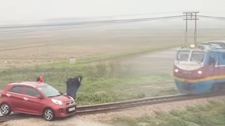 Tàu hỏa 24 toa kịp dừng khẩn cấp tránh tông ô tô chết máy trên đường sắt