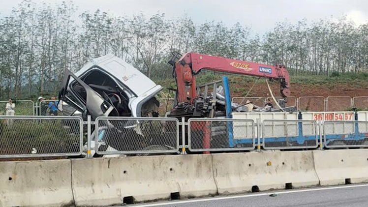 Tai nạn trên cao tốc Bùng - Vạn Ninh, xe tải tông xe đầu kéo làm  2 người chết