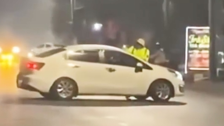 Tạm giữ tài xế ô tô hất văng cảnh sát giao thông khi bị yêu cầu kiểm tra nồng độ cồn