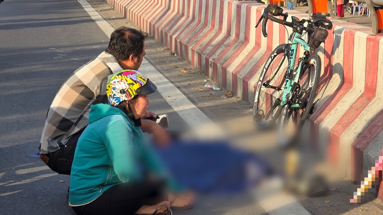 Người đàn ông nghi đột tử trong lúc đạp xe tập thể dục trên cầu Bình Lợi, TP.HCM