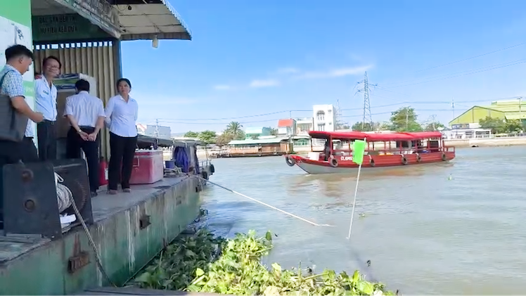 Cần Thơ tạm đình chỉ nhà bè nơi nhiều du khách rơi xuống sông ở chợ nổi Cái Răng