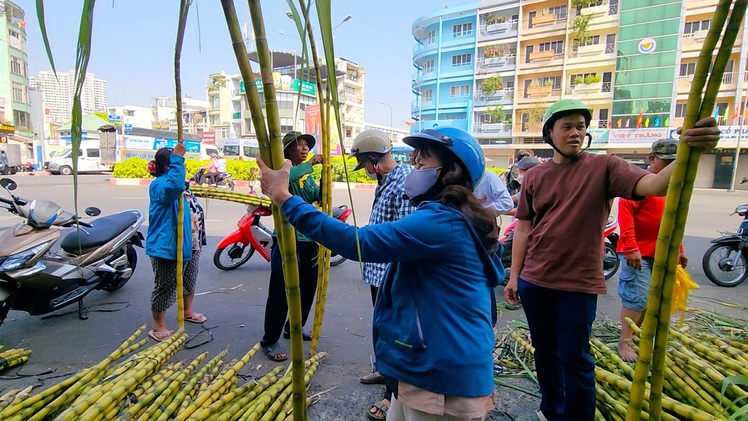 Mía vàng 70.000 đồng/cặp đắt hàng trước ngày vía Ngọc Hoàng