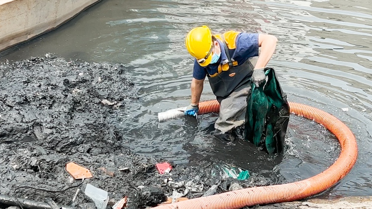 Bắt đầu nạo vét, hút bùn trên sông Tô Lịch