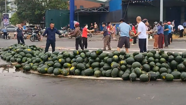 Người dân xếp hàng chuyền tay nhau từng trái dưa hấu, giúp tài xế sau tai nạn
