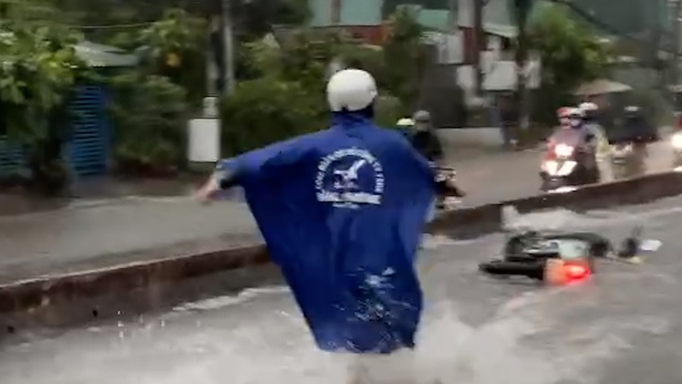 Video mưa lớn nước chảy như thác, người đi xe máy suýt bị cuốn trôi ở Đồng Nai