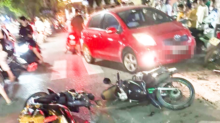 Xác minh tài xế ô tô nghi say xỉn tông nhiều xe máy rồi bỏ đi, 2 người nhập viện