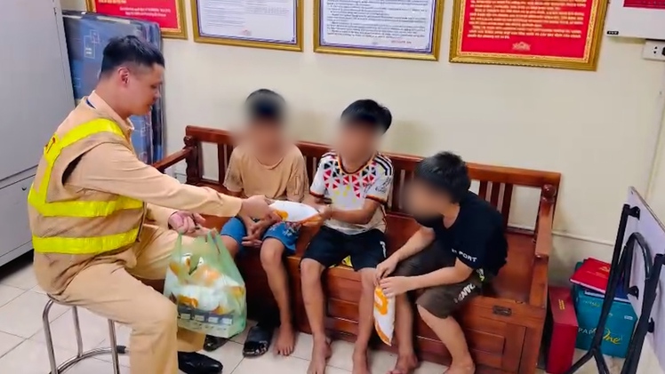 3 bé trai đạp xe hơn 30km đi chơi rồi lạc đường, được CSGT báo gia đình đón về