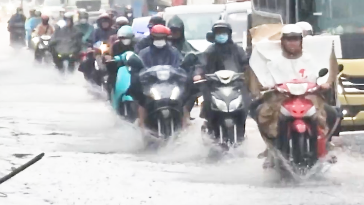 Video mưa dông ở các huyện phía Bắc, đang hướng về trung tâm TP.HCM