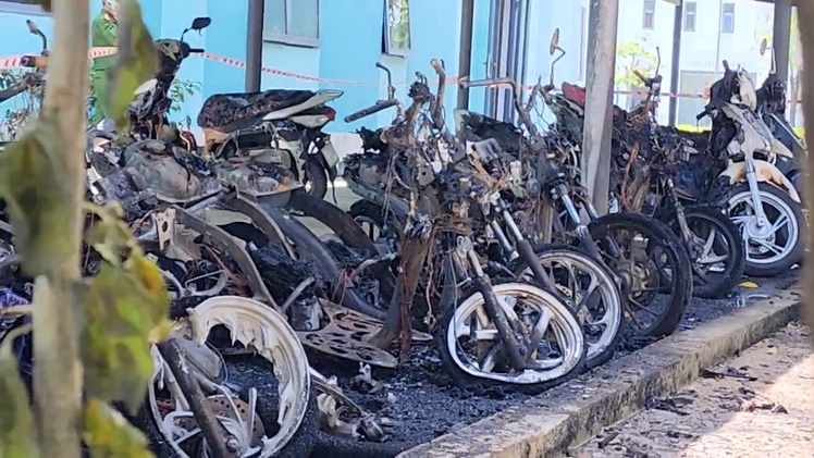 Nhiều xe máy bị thiêu rụi trong vụ cháy tại trường quốc tế ở Quảng Ngãi