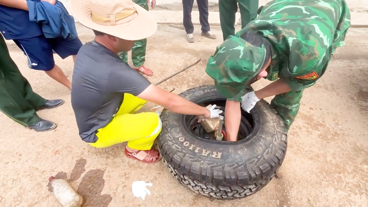 Bắt quả tang người đàn ông chở 38 bánh ma túy trên ô tô từ Lào về Việt Nam
