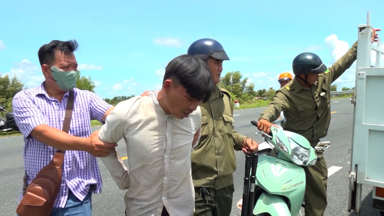 Người dân giúp công an xã bắt giữ 2 nghi phạm cướp giật túi xách ở Cà Mau