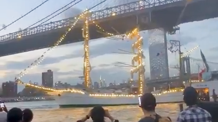 Video tàu hải quân Mexico chở 200 người đâm vào cầu biểu tượng của New York