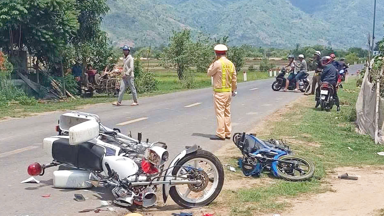 Điều tra vụ thanh niên chạy xe máy không đội mũ bảo hiểm, lấn làn tông vào xe cảnh sát