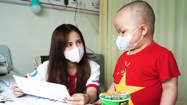 Chương trình 'Tiếp sức hoa mặt trời' tặng quà theo ước nguyện cho bệnh nhi ung thư