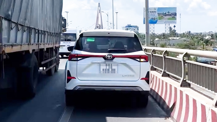 Ô tô lấn làn xe máy trên cầu Rạch Miễu bị người dân quay video, phát hiện thêm 4 lần vi phạm
