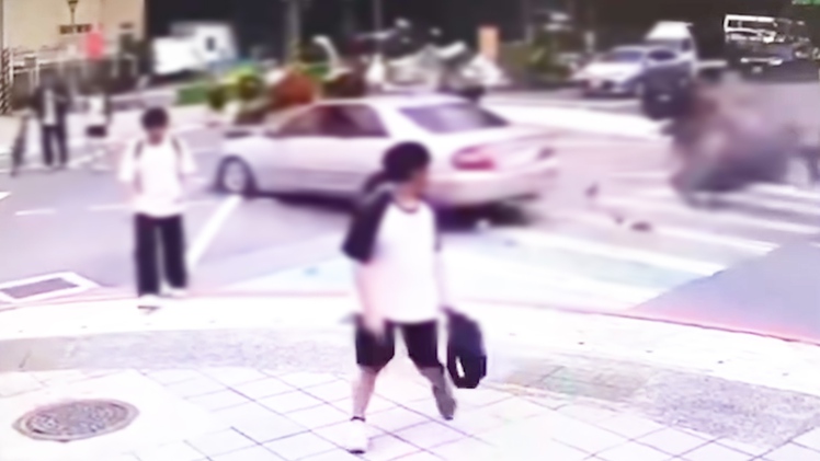Video cụ ông 78 tuổi lái ô tô vượt đèn đỏ tông chết 3 người ở Đài Loan