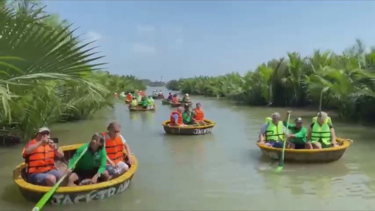 Góc nhìn trưa nay | Du khách nước ngoài hào hứng với tour chèo thuyền vớt rác trong rừng dừa