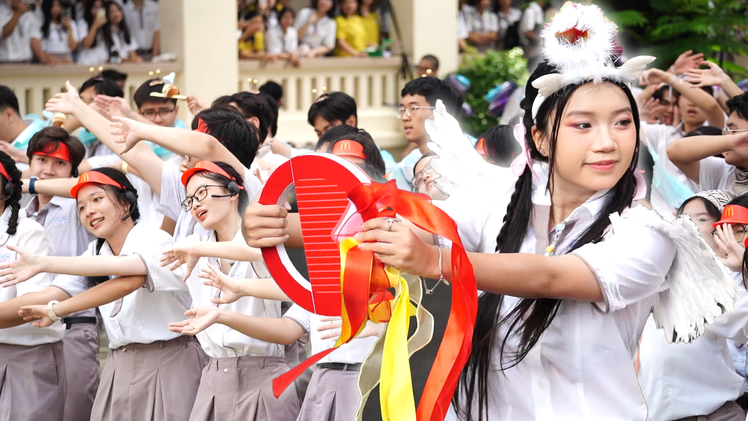 Màn nhảy flashmob và buổi chia tay khó quên của học trò trường chuyên Lê Hồng Phong TP.HCM