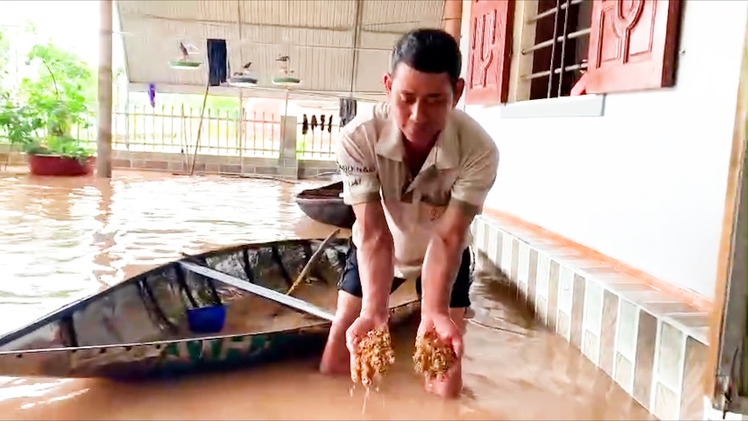 Trận lũ lúc nửa đêm khiến người dân không kịp trở tay, cả thôn bị cô lập