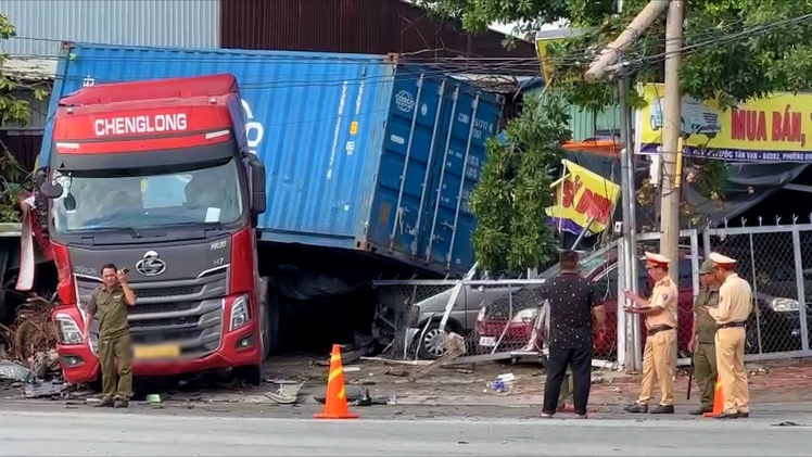 Tai nạn ở Bình Dương: Xe ben văng cabin, xe đầu kéo rơi thùng container vào cửa hàng ô tô