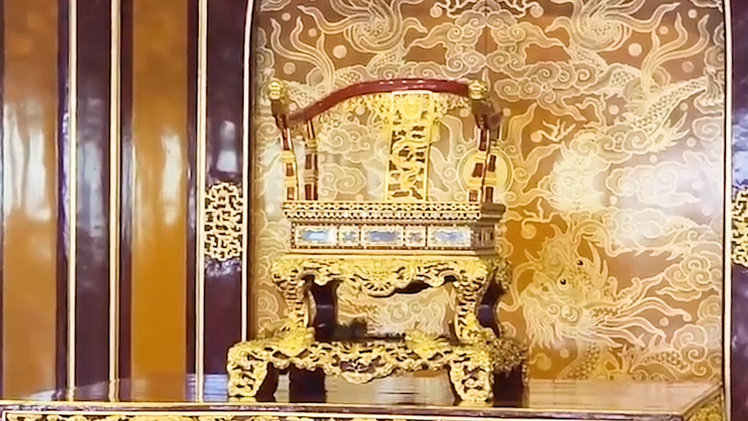 Ngai vàng triều Nguyễn làm bằng chất liệu gì, có từ lúc nào và vì sao dễ gãy?