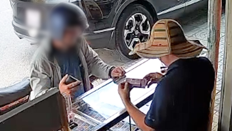 Camera ghi hình người đàn ông lừa đổi 2 tờ vé số giả trúng giải tư