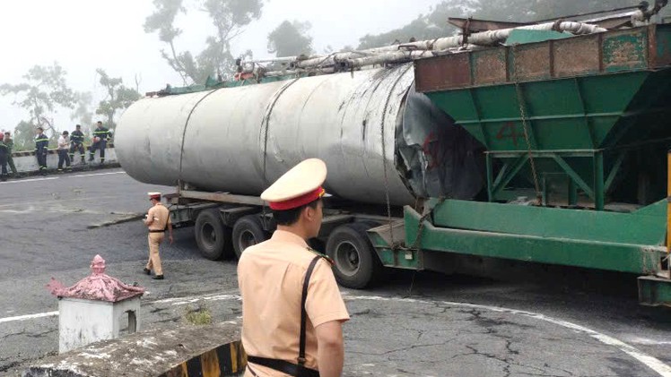 Rơ moóc chở bồn chứa mắc kẹt ở khúc cua gây tắc đường trên đèo Hải Vân