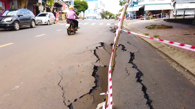 Nứt đường có xu hướng lan rộng ở trung tâm TP Gia Nghĩa khiến người dân lo lắng