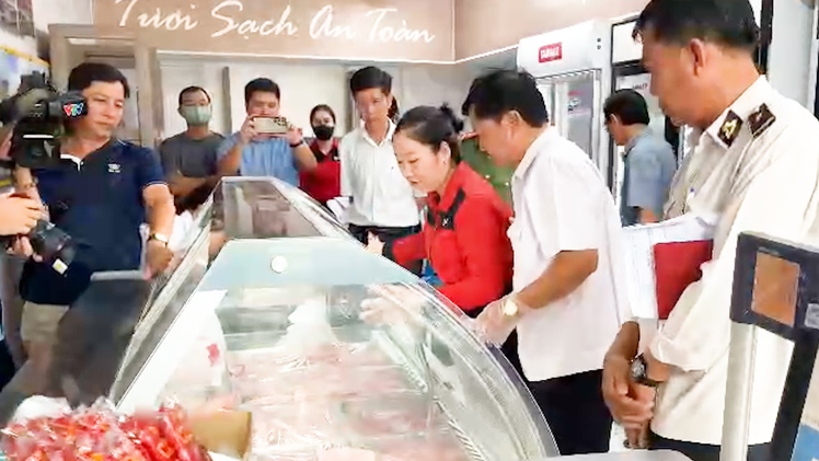 Kiểm tra Công ty cổ phần Chăn nuôi C.P. Việt Nam trước tin đồn bán heo, gà mắc bệnh