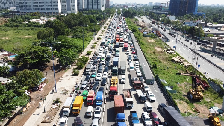 Tai nạn trên cao tốc TP.HCM - Long Thành - Dầu Giây, ùn tắc kéo dài 8km