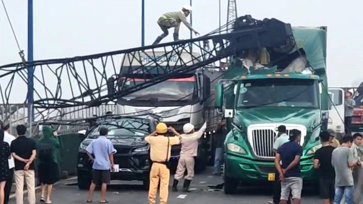 Xe cẩu công trình lật, đè trúng ô tô và xe container ở TP Thủ Đức