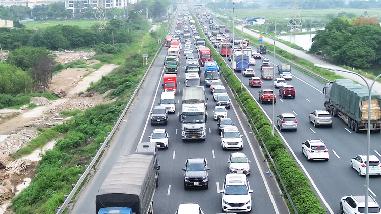 Người dân ùn ùn trở lại Hà Nội sau lễ