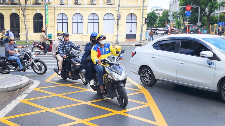 Vạch mắt võng tại giao lộ ở trung tâm TP.HCM giúp xe cộ rẽ phải thuận tiện