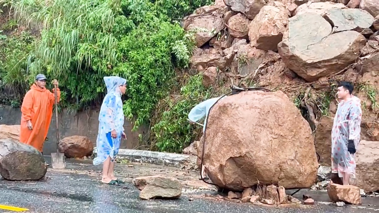 Sạt lở núi, tàu chìm, trâu chết ngạt trong mưa lũ do ảnh hưởng bão số 1