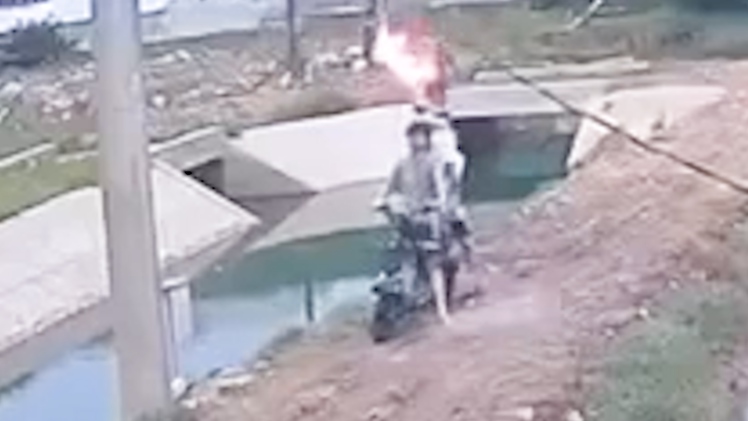 Ba học sinh bị điện giật vì gỡ diều mắc trên dây điện