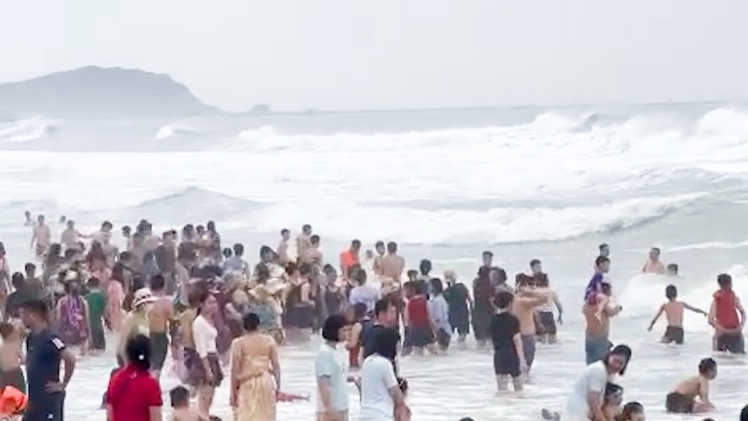 Cứu hộ hơn 20 người bị sóng cuốn, 'uống nước nhẹ' khi tắm biển ở Cửa Lò