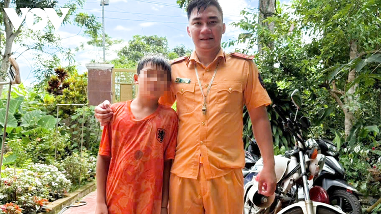 Cảnh sát giao thông lao xuống sông cứu nam sinh giữa dòng nước chảy xiết