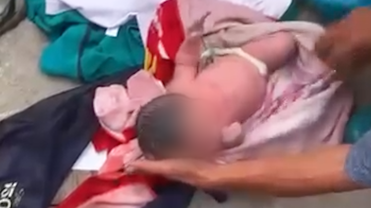 Bé gái sơ sinh bị bỏ xuống rạch ở quận Bình Thạnh, may mắn được cứu
