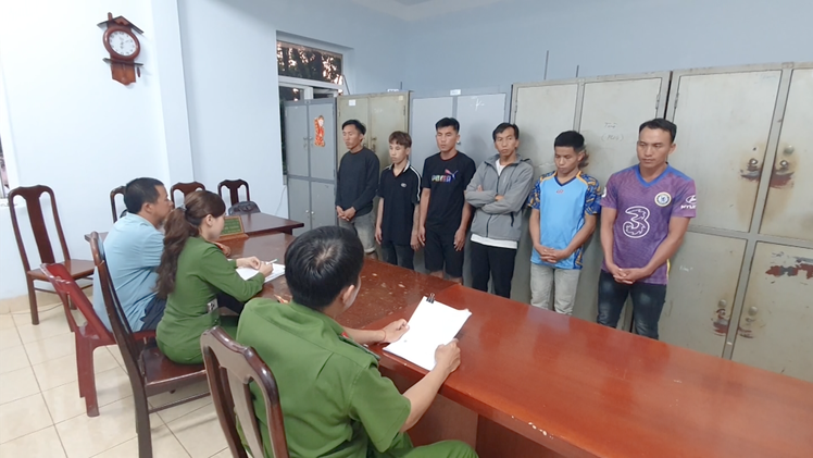 Ép cháu gái 14 tuổi uống bia say để hiếp dâm, 6 thanh niên bị khởi tố