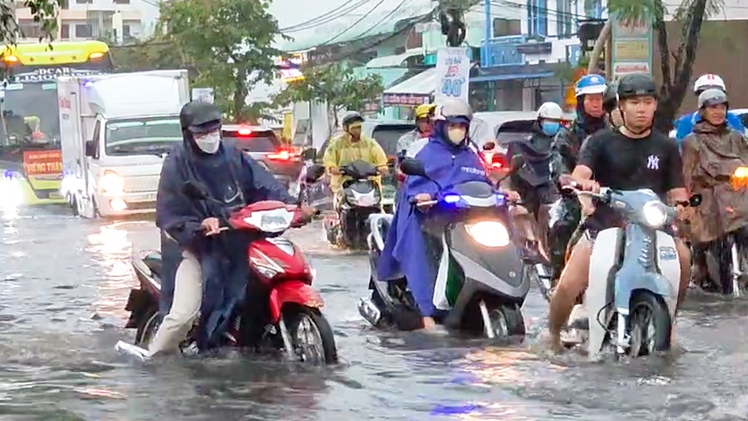 Nhiều tuyến đường ở Cần Thơ ngập nặng sau trận mưa lớn nhất từ đầu mùa