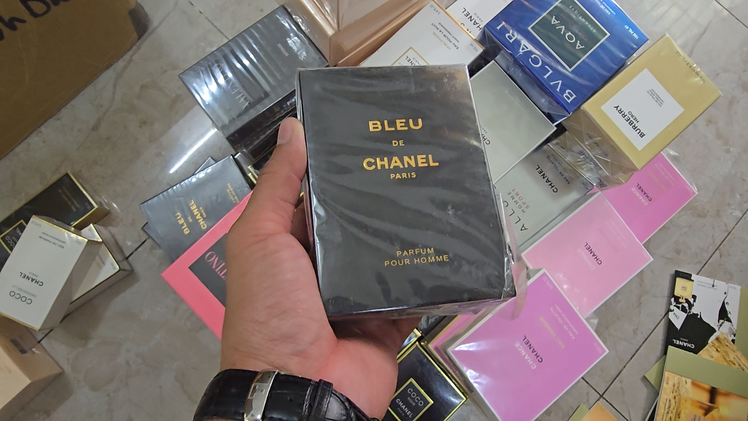 Bên trong kho hàng của đường dây mua bán 10.000 chai nước hoa giả, Công an TP.HCM vừa triệt phá