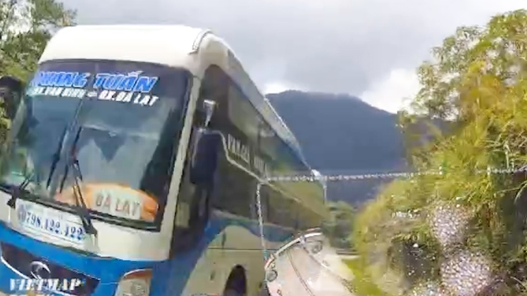 Xử phạt tài xế trong clip xe khách vượt ẩu suýt gây tai nạn trên đèo Khánh Lê