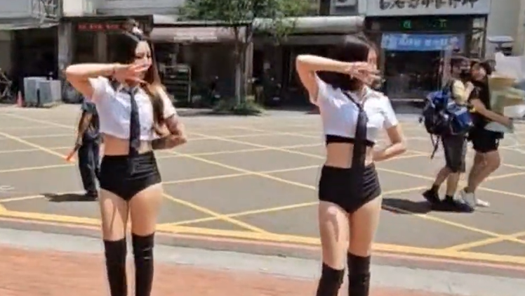 Phụ huynh dàn dựng màn múa cột trước cổng trường tặng 'khối nghỉ hè'