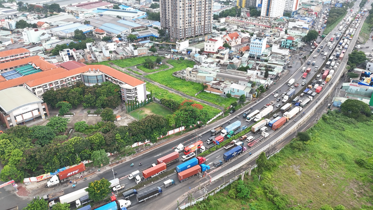 Quốc lộ 1 đoạn từ cầu vượt Trạm 2 đến quốc lộ 13 dài hơn 10km bị ùn ứ từ sáng sớm đến chiều