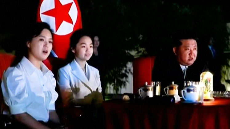 Video ông Kim Jong Un cùng phu nhân và ái nữ dự khánh thành khu nghỉ dưỡng ven biển