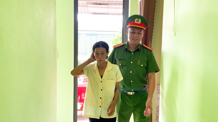 Người phụ nữ nghèo đánh rơi tiền đi chợ Tết và được 600 người lì xì giúp xây căn nhà mơ ước