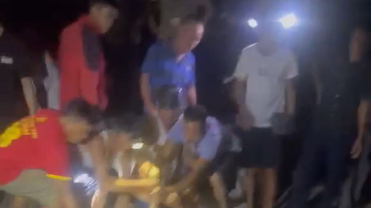 Anh lao xuống cứu em, cả hai chết đuối thương tâm