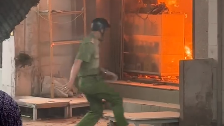 Cháy lớn cửa hàng bán đồ cúng ở Cần Thơ