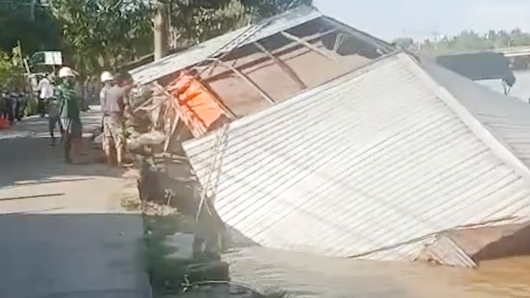 Hai căn nhà bị sạt lở đổ sụp xuống sông trong đêm, 3 nguời may mắn thoát chết