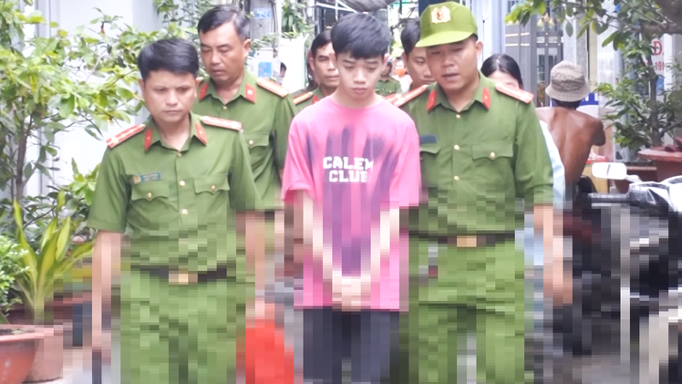 Mang 'bom xăng' đi đánh nhau tại trung tâm TP Cà Mau, 13 thanh niên bị bắt